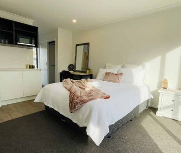 WATER, POWER + INTERNET ALL INCLUDED! - Photo 3