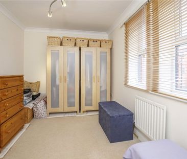 Spacious four bedroom end of terraced townhouse with private garden... - Photo 3
