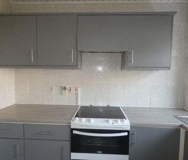 3 bedroom end of terrace house to rent - Photo 3