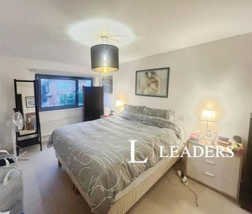 3 bedroom flat to rent - Photo 4