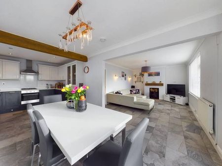 4 bedroom detached bungalow to rent - Photo 2