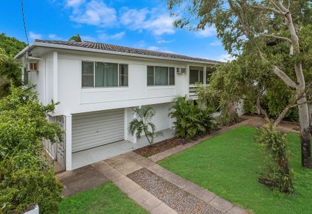 BEST OF TROPICAL NORTH QUEENSLAND LIVING - BEACHSIDE VIEWS, AND AN INGROUND POOL! - Photo 3