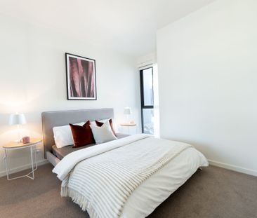 Light-Filled Living in a Convenient Punchbowl Location - Photo 5