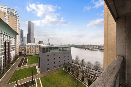 A large two bedroom apartment on the sixth floor of this prestigious development. This courtyard-facing apartment has wooden flooring, a separate kitchen and two bathrooms. - Photo 2