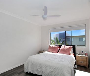 Luxury Low-Maintenance Living in an Immaculate Modern Townhouse - Photo 3