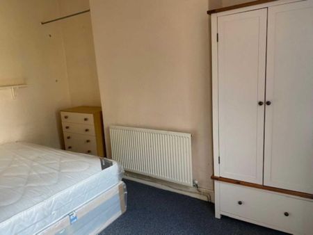 4 bedroom semi-detached house to rent - Photo 5