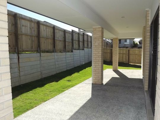 4 bedroom split level family home located in Coomera. - Photo 1