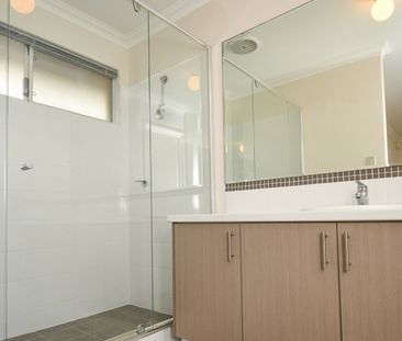 Spacious 4x2 Family Home - Prime Location! - Photo 3