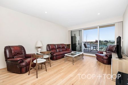 Generous Sized Fully Furnished Apartment - Photo 4