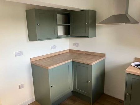 A pretty, recently refurbished cottage bungalow with period features on the edge of the village of Plumstead. - Photo 2