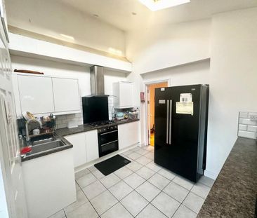5 bedroom semi-detached house to rent - Photo 4