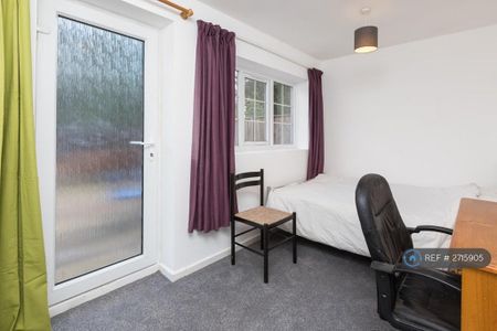 5 bedroom detached house to rent - Photo 2