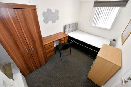 5 bedroom House in Harold Grove, Leeds - Photo 3
