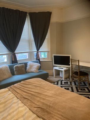 Room in a Shared Flat, Inchmery Rd, SE6 - Photo 1