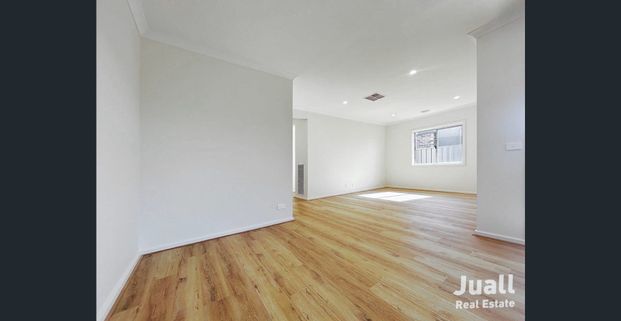 Stylish and Spacious 4-Bedroom Family Home in a Prime Location - Photo 1