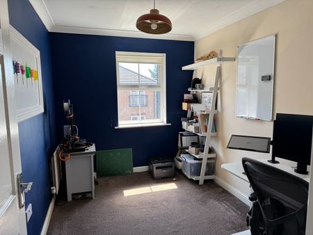 2 Bed Flat, Piper Way, IG1 - Photo 3