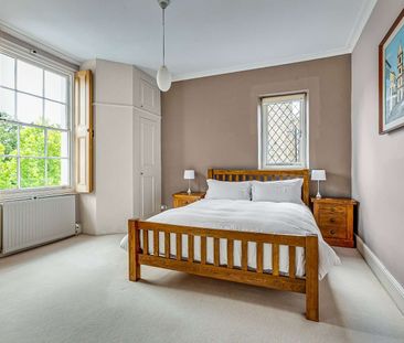 A superb 7 double bedroom period house with direct access to the ri... - Photo 6