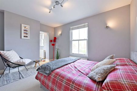 SHORT TERM - Updated four-bedroom period home situated in the heart of Cookham just 0.4 miles from the station. - Photo 4