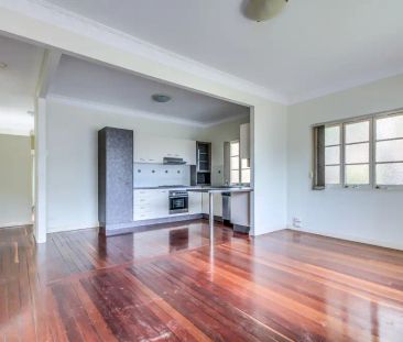 “This recently renovated duplex will not last long! Located conveni... - Photo 5