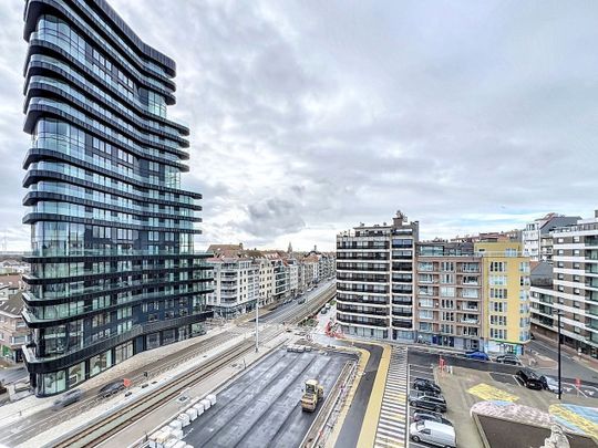 Prachtig gelegen, zeer goed georiënteerd hoekappartement met zicht op zee over het Heldenplein. - Foto 1