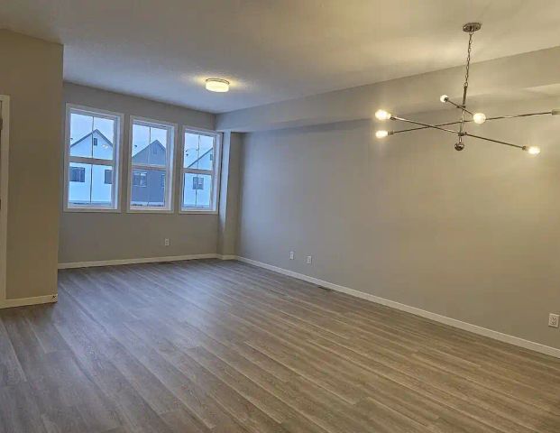 Pet Friendly - Brand New Cozy 3 bedroom Townhome in Airdrie — 3 Bedrooms Townhouse - Photo 1