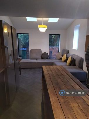 6 bedroom semi-detached house to rent - Photo 1