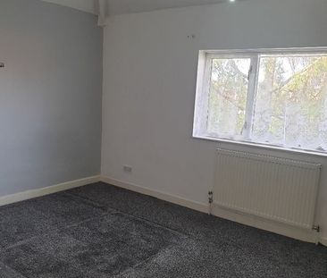 3 Bed Semi-Detached House, Hollin Park Crescent, LS8 - Photo 4