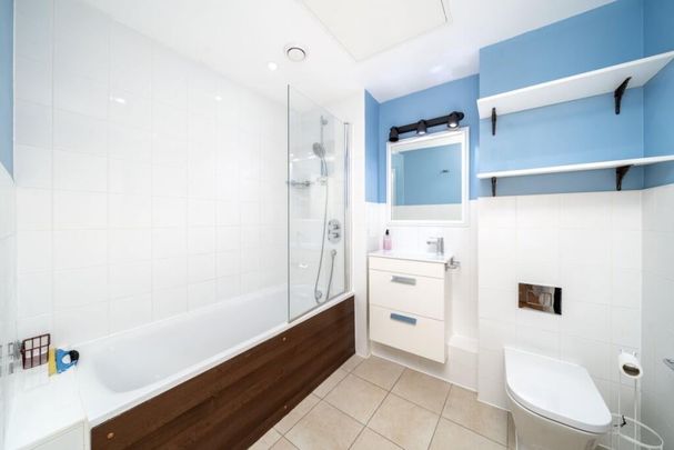 Room in a Shared Flat, Gower Court, NW9 - Photo 1