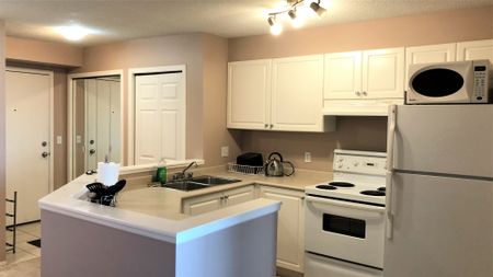 1 Bed Furnished Condo In Downtown W/ Underground Parking & Util. Incl. - Photo 5