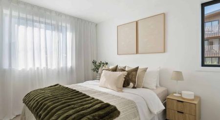 Modern Ground-Floor 2 Bedroom Apartment with Private Sun-Filled Courtyard - Photo 2