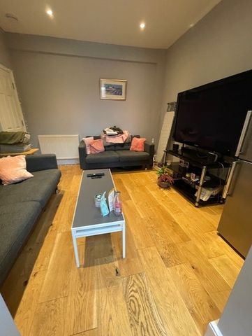 Room in a Shared House, Garratt Lane, SW17 - Photo 2