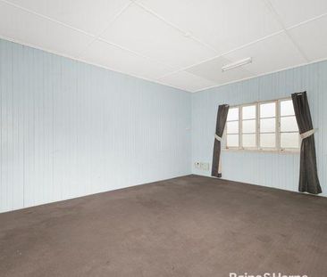 Two Bedroom Downstairs Unit in Convenient Location - Photo 3