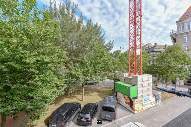 Prachtig instapklaar appartement gelegen op het Maurice Lippensplein te Knokke, met een mooi open zicht. Bewoonbare oppervlakte van 99m². - Photo 1