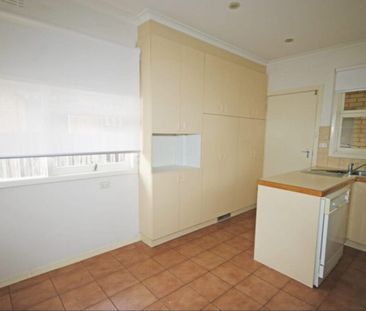 Spacious Home with Convenience of Bentleigh East - Photo 5