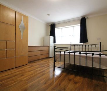 Chertsey Bridge Road, Chertsey - Photo 3