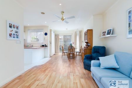 Modern 3-Bedroom Unit - Prime Cranbourne Location - Photo 3