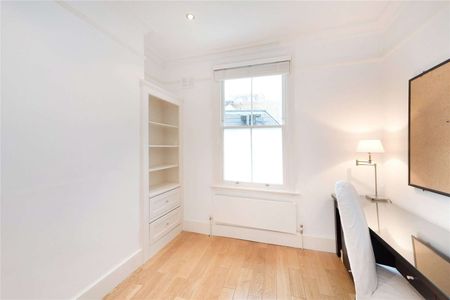 Bright and beautifully appointed throughout, this is a charming three bedroom Chelsea Townhouse enjoying a private roof terrace and easy access to the amenities of the Fulham Road. - Photo 3