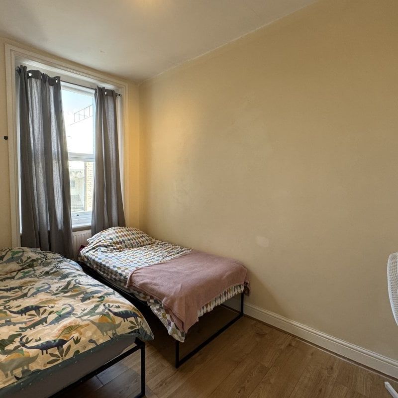 Garratt Lane, LONDON - Photo 1