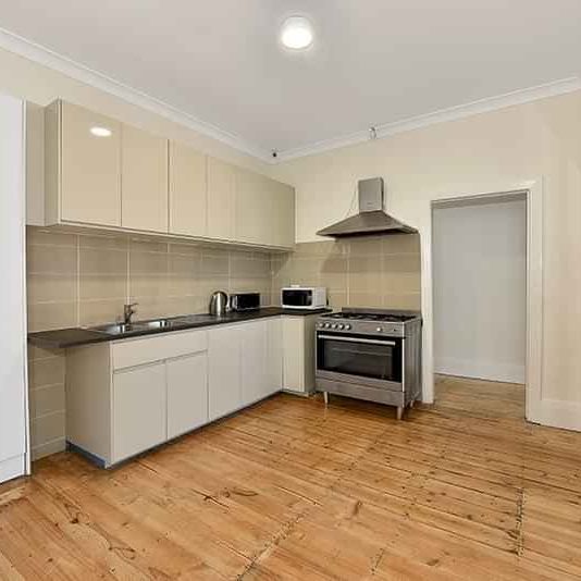 Room 7 (Ensuite) - Photo 1