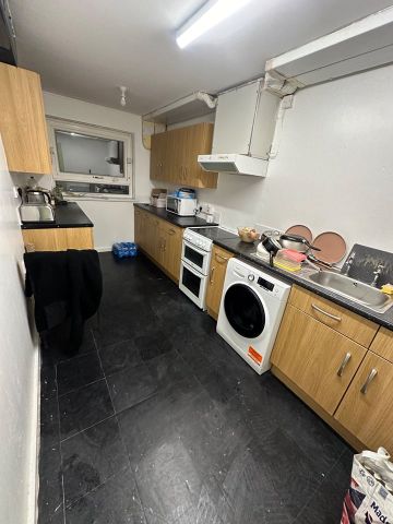 Room in a Shared Flat, Cottingley Heights, LS11 - Photo 5