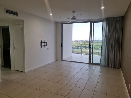 Stunning Top Floor 2 Bedroom Apartment with Lake and Ocean Views - Photo 3