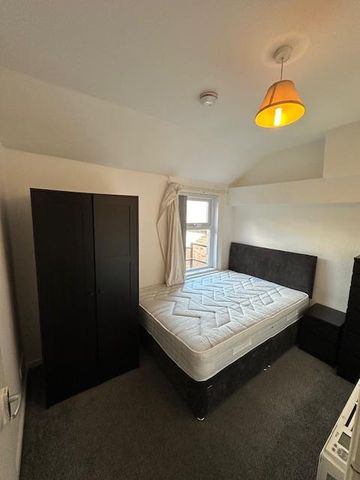 3 bedroom flat to rent - Photo 5
