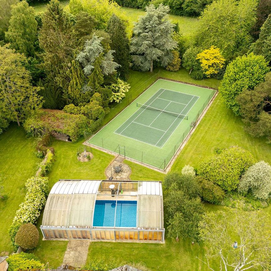 An exquisite six bedroom family house, recently re-thatched, surrounded by beautiful gardens. - Photo 1