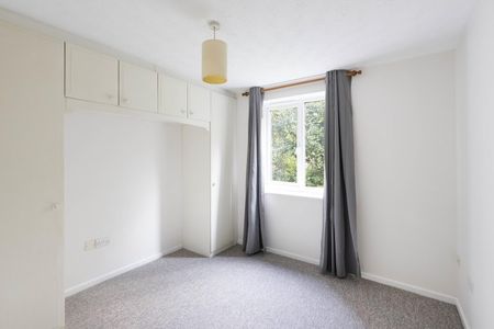 1 Bed Flat - Photo 2