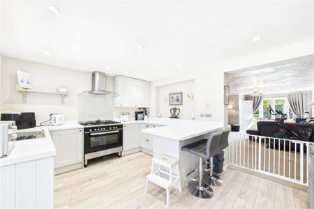 3 bedroom House in Harlech Road, Camberley - Photo 5