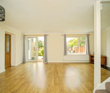 Attractive 3/4-bed family home to let in Frimley, near Tomlinscote ... - Photo 3