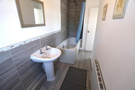 4 bedroom end of terrace house to rent - Photo 4