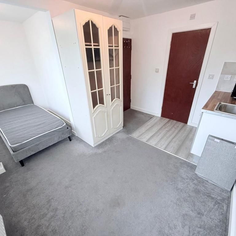 1 bedroom in a house share to rent - Photo 1