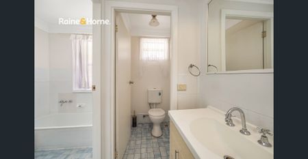 LARGE FAMILY HOME - Photo 2