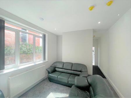 6 bedroom terraced house to rent - Photo 2